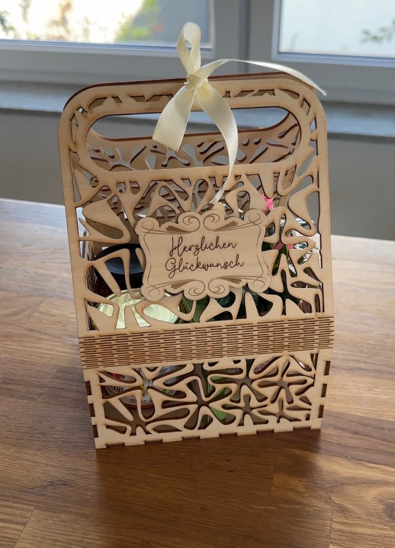 Geschenkkorb aus Holz mit personalisiertem Gravur-Batch – Bild 2