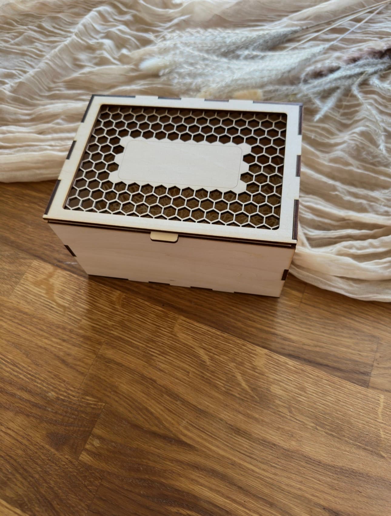 Geschenkebox mit Honigwaben-Gravur