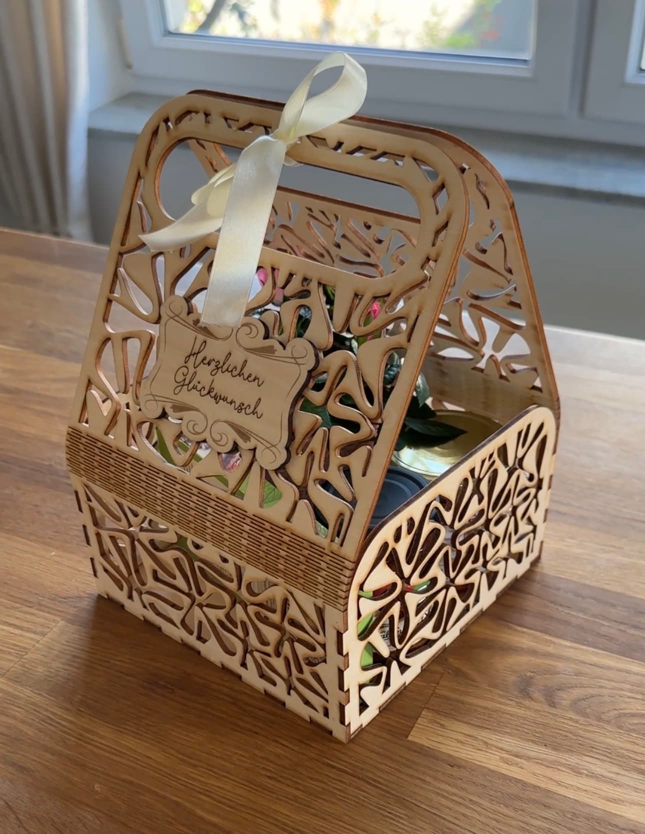 Geschenkkorb aus Holz mit personalisiertem Gravur-Batch