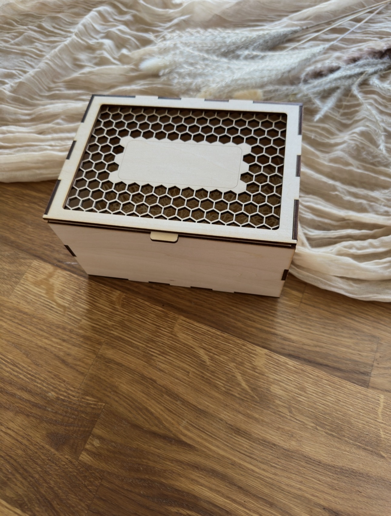 Geschenkebox mit Honigwaben-Gravur